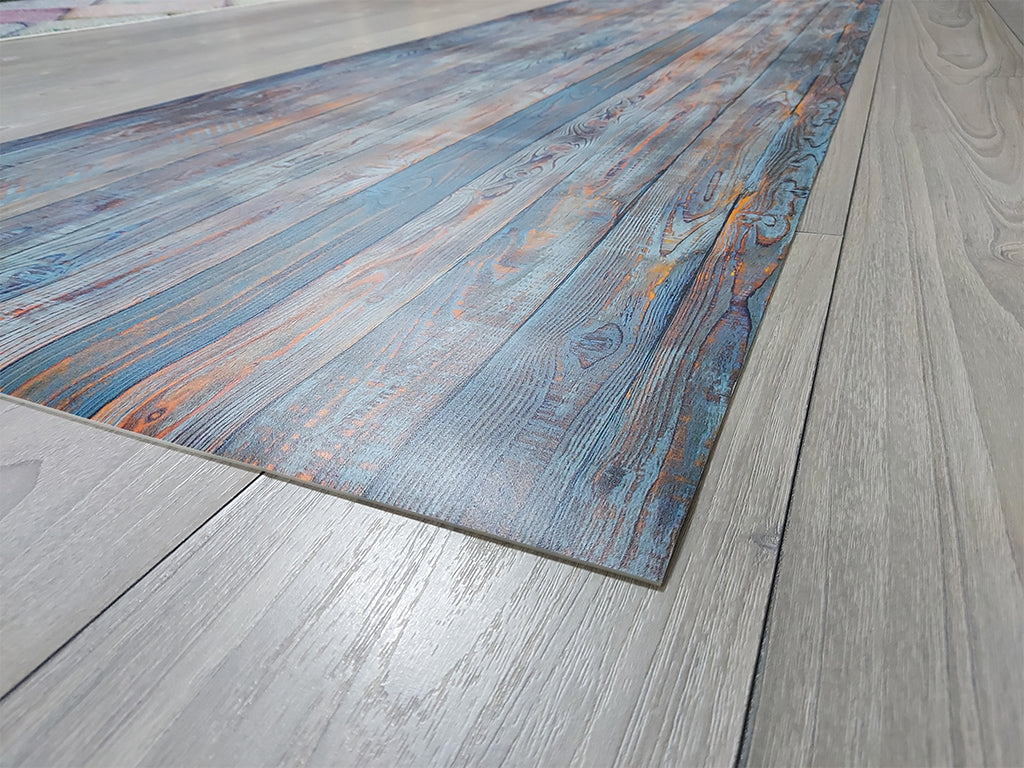 Rustic pine wood texture vinyl floor mat with natural patina pattern – Water-Resistant & Non-Slip for Bathroom, Kitchen, Hallway – 70 cm Width | By the Meter